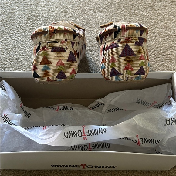 NWT Minnetonka Woven Allie JR Trapper Cream Kaleidoscope Indoor Outdoor Slipper - Picture 7 of 8